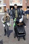 Volendam 25 maart 2017 
Monique Smit maakt Volendam schoon . Haar vriend  Martijn en zoon Noah zijn erbij