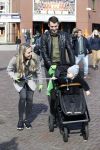 Volendam 25 maart 2017 
Monique Smit maakt Volendam schoon . Haar vriend  Martijn en zoon Noah zijn erbij