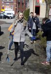 Volendam 25 maart 2017 
Monique Smit maakt Volendam schoon . Haar vriend  Martijn en zoon Noah zijn erbij