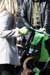 Volendam 25 maart 2017 
Monique Smit maakt Volendam schoon . Haar vriend  Martijn en zoon Noah zijn erbij