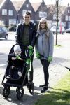 Volendam 25 maart 2017 
Monique Smit maakt Volendam schoon . Haar vriend  Martijn en zoon Noah zijn erbij