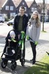 Volendam 25 maart 2017 
Monique Smit maakt Volendam schoon . Haar vriend  Martijn en zoon Noah zijn erbij