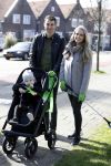 Volendam 25 maart 2017 
Monique Smit maakt Volendam schoon . Haar vriend  Martijn en zoon Noah zijn erbij