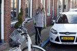 Volendam 25 maart 2017 
Monique Smit maakt Volendam schoon . Haar vriend  Martijn en zoon Noah zijn erbij