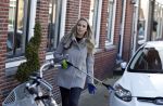 Volendam 25 maart 2017 
Monique Smit maakt Volendam schoon . Haar vriend  Martijn en zoon Noah zijn erbij