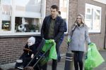 Volendam 25 maart 2017 
Monique Smit maakt Volendam schoon . Haar vriend  Martijn en zoon Noah zijn erbij