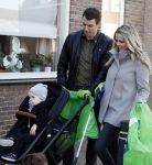 Volendam 25 maart 2017 
Monique Smit maakt Volendam schoon . Haar vriend  Martijn en zoon Noah zijn erbij