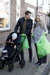 Volendam 25 maart 2017 
Monique Smit maakt Volendam schoon . Haar vriend  Martijn en zoon Noah zijn erbij