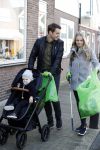 Volendam 25 maart 2017 
Monique Smit maakt Volendam schoon . Haar vriend  Martijn en zoon Noah zijn erbij