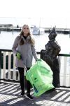 Volendam 25 maart 2017 
Monique Smit maakt Volendam schoon . Haar vriend  Martijn en zoon Noah zijn erbij