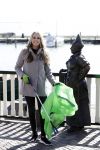 Volendam 25 maart 2017 
Monique Smit maakt Volendam schoon . Haar vriend  Martijn en zoon Noah zijn erbij