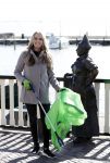 Volendam 25 maart 2017 
Monique Smit maakt Volendam schoon . Haar vriend  Martijn en zoon Noah zijn erbij