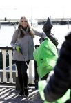 Volendam 25 maart 2017 
Monique Smit maakt Volendam schoon . Haar vriend  Martijn en zoon Noah zijn erbij