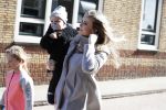 Volendam 25 maart 2017 
Monique Smit maakt Volendam schoon . Haar vriend  Martijn en zoon Noah zijn erbij