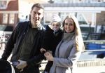 Volendam 25 maart 2017 
Monique Smit maakt Volendam schoon . Haar vriend  Martijn en zoon Noah zijn erbij
