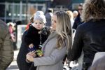 Volendam 25 maart 2017 
Monique Smit maakt Volendam schoon . Haar vriend  Martijn en zoon Noah zijn erbij