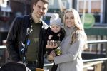 Volendam 25 maart 2017 
Monique Smit maakt Volendam schoon . Haar vriend  Martijn en zoon Noah zijn erbij