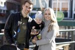 Volendam 25 maart 2017 
Monique Smit maakt Volendam schoon . Haar vriend  Martijn en zoon Noah zijn erbij