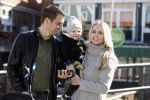 Volendam 25 maart 2017 
Monique Smit maakt Volendam schoon . Haar vriend  Martijn en zoon Noah zijn erbij