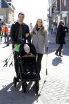 Volendam 25 maart 2017 
Monique Smit maakt Volendam schoon . Haar vriend  Martijn en zoon Noah zijn erbij