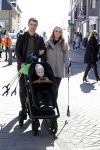 Volendam 25 maart 2017 
Monique Smit maakt Volendam schoon . Haar vriend  Martijn en zoon Noah zijn erbij