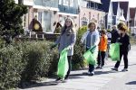 Volendam 25 maart 2017 
Monique Smit maakt Volendam schoon . Haar vriend  Martijn en zoon Noah zijn erbij