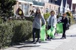 Volendam 25 maart 2017 
Monique Smit maakt Volendam schoon . Haar vriend  Martijn en zoon Noah zijn erbij