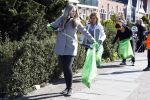Volendam 25 maart 2017 
Monique Smit maakt Volendam schoon . Haar vriend  Martijn en zoon Noah zijn erbij