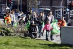 Volendam 25 maart 2017 
Monique Smit maakt Volendam schoon . Haar vriend  Martijn en zoon Noah zijn erbij