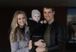 Volendam 25 maart 2017 
Monique Smit maakt Volendam schoon . Haar vriend  Martijn en zoon Noah zijn erbij