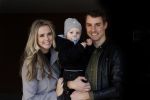 Volendam 25 maart 2017 
Monique Smit maakt Volendam schoon . Haar vriend  Martijn en zoon Noah zijn erbij