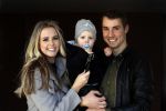 Volendam 25 maart 2017 
Monique Smit maakt Volendam schoon . Haar vriend  Martijn en zoon Noah zijn erbij