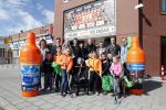Volendam 25 maart 2017 
Monique Smit maakt Volendam schoon . Haar vriend  Martijn en zoon Noah zijn erbij