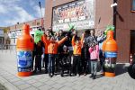 Volendam 25 maart 2017 
Monique Smit maakt Volendam schoon . Haar vriend  Martijn en zoon Noah zijn erbij