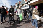 Volendam 25 maart 2017 
Monique Smit maakt Volendam schoon . Haar vriend  Martijn en zoon Noah zijn erbij