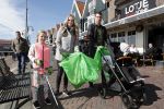 Volendam 25 maart 2017 
Monique Smit maakt Volendam schoon . Haar vriend  Martijn en zoon Noah zijn erbij