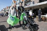 Volendam 25 maart 2017 
Monique Smit maakt Volendam schoon . Haar vriend  Martijn en zoon Noah zijn erbij
