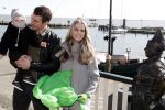 Volendam 25 maart 2017 
Monique Smit maakt Volendam schoon . Haar vriend  Martijn en zoon Noah zijn erbij