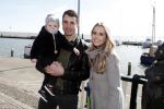 Volendam 25 maart 2017 
Monique Smit maakt Volendam schoon . Haar vriend  Martijn en zoon Noah zijn erbij