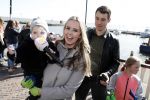 Volendam 25 maart 2017 
Monique Smit maakt Volendam schoon . Haar vriend  Martijn en zoon Noah zijn erbij