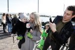 Volendam 25 maart 2017 
Monique Smit maakt Volendam schoon . Haar vriend  Martijn en zoon Noah zijn erbij