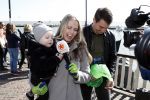 Volendam 25 maart 2017 
Monique Smit maakt Volendam schoon . Haar vriend  Martijn en zoon Noah zijn erbij