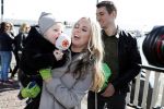 Volendam 25 maart 2017 
Monique Smit maakt Volendam schoon . Haar vriend  Martijn en zoon Noah zijn erbij