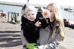 Volendam 25 maart 2017 
Monique Smit maakt Volendam schoon . Haar vriend  Martijn en zoon Noah zijn erbij