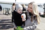 Volendam 25 maart 2017 
Monique Smit maakt Volendam schoon . Haar vriend  Martijn en zoon Noah zijn erbij