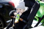 Volendam 25 maart 2017 
Monique Smit maakt Volendam schoon . Haar vriend  Martijn en zoon Noah zijn erbij