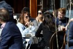 Amsterdam 23 maart 2017 
Nada v Nie met dochter op terras.
