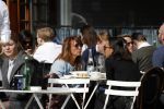 Amsterdam 23 maart 2017 
Nada v Nie met dochter op terras.