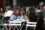 Amsterdam 23 maart 2017 
Nada v Nie met dochter op terras.