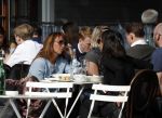 Amsterdam 23 maart 2017 
Nada v Nie met dochter op terras.